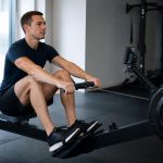 découvrez les techniques essentielles et une séance adaptée pour bien débuter le rameur, améliorer votre forme et profiter pleinement de cet exercice complet.