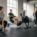 Débutant réalisant un circuit de cross training avec du matériel simple