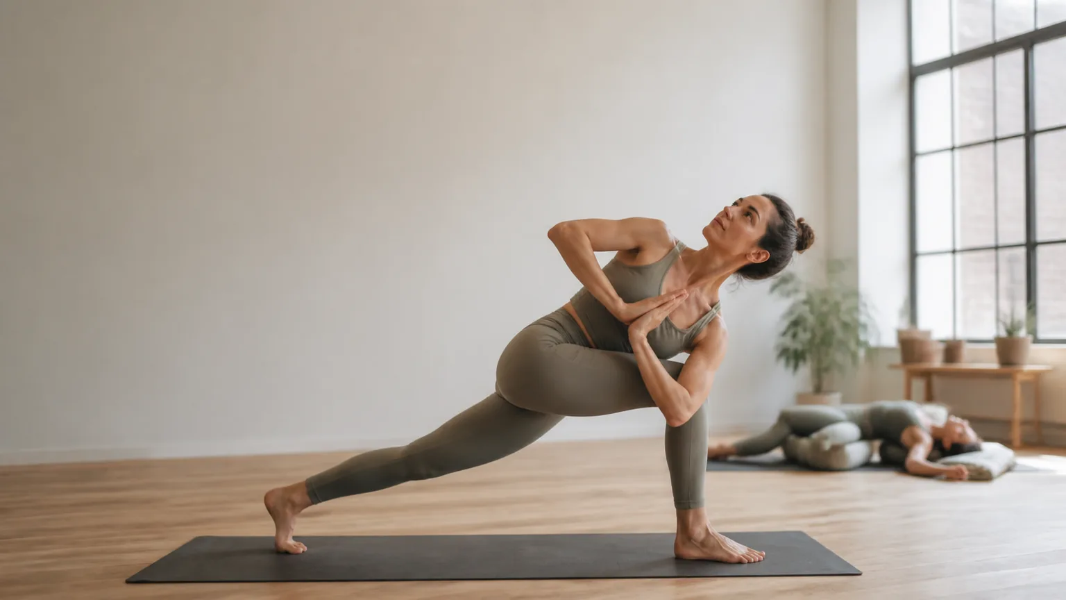 Pratiquante comparant une séance de yin yoga et un enchaînement vinyasa